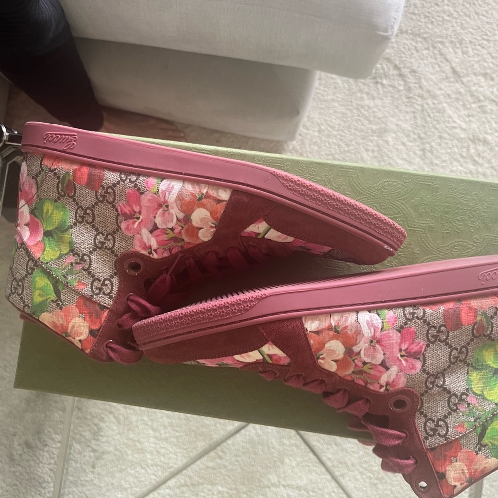 Gucci Women’s sneakers Floral beautiful woman’s size 38.5